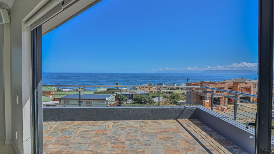 4 Bedroom Property for Sale in Perlemoenbaai Western Cape